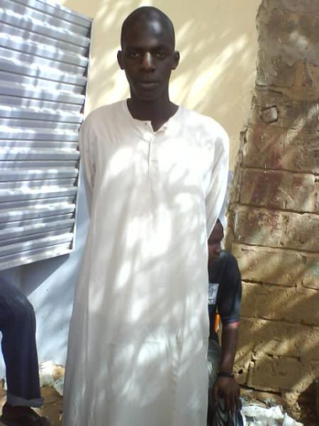 khalifa devant la fenetre 02