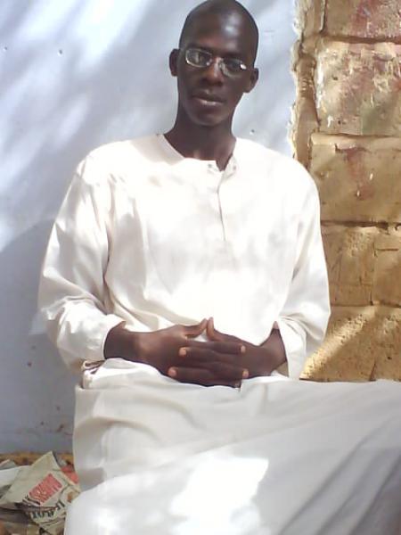 khalifa devant la fenetre