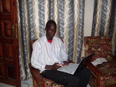 khalifa devant l'ordi